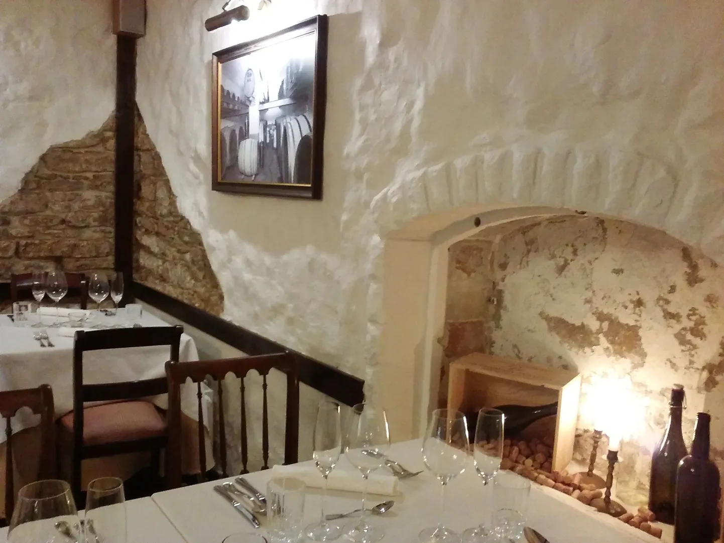 Интерьер ресторана – это средневековое очарование и домашний уют.