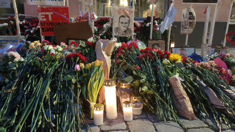 Фото ⟩ В память о Навальном к посольству РФ в Таллинне несут цветы