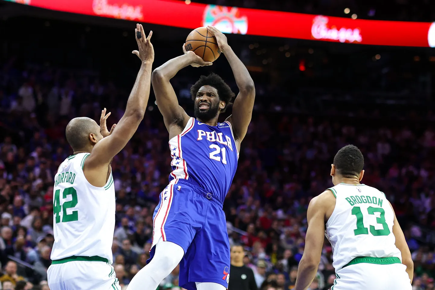 NBA zvaigzne Džoels Embīds