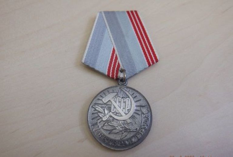 Медаль «Ветеран труда Советского Союза».