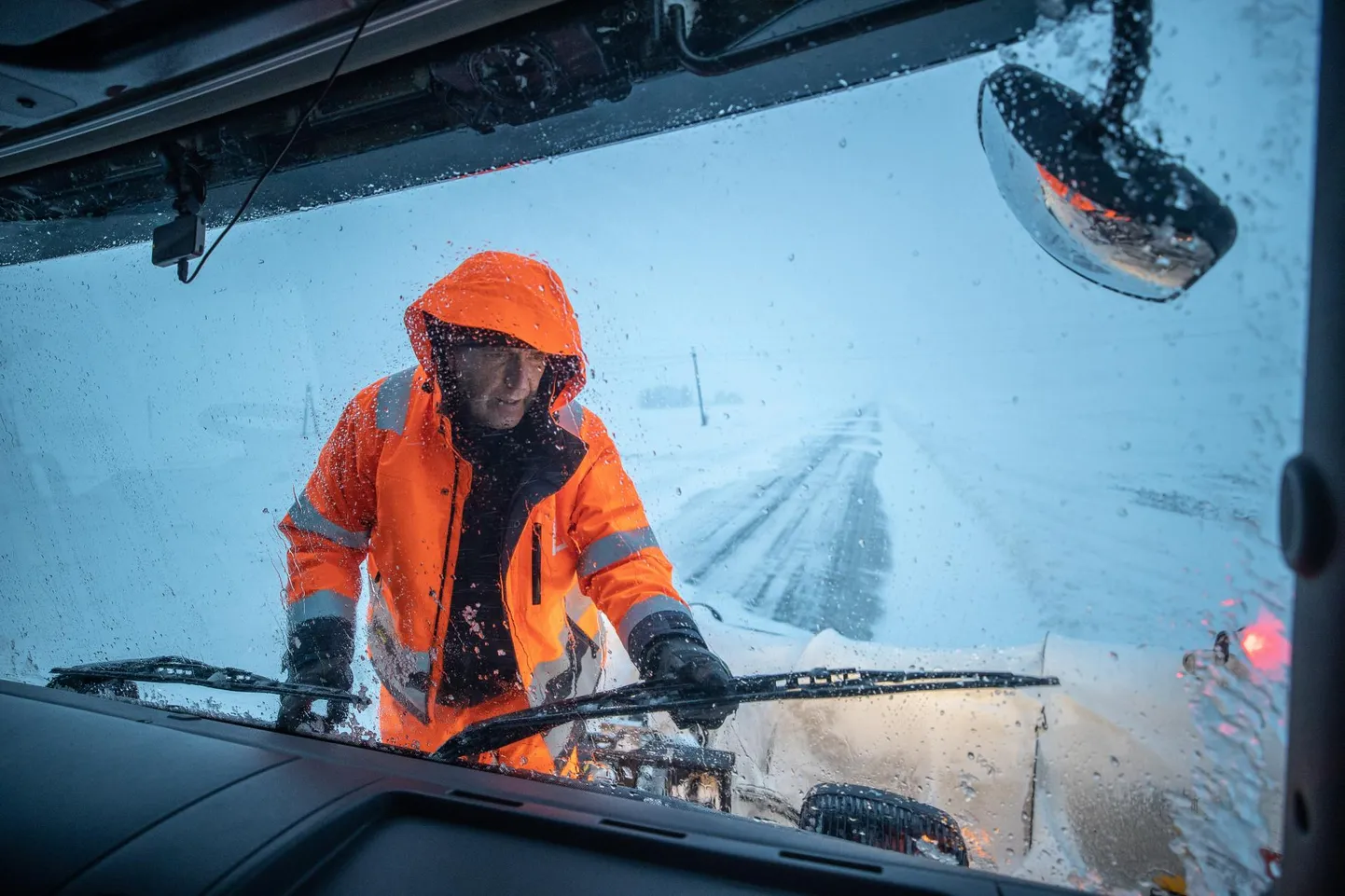 Sahamees Peep Priisalu ja temaga ühte masinat jagava paarimehe Karl-Joosep Leppiku toeka Scania kojamehed kipuvad talviti suures lumemöllus kiiresti jäätuma ning vajavad aeg-ajalt puhastamist.