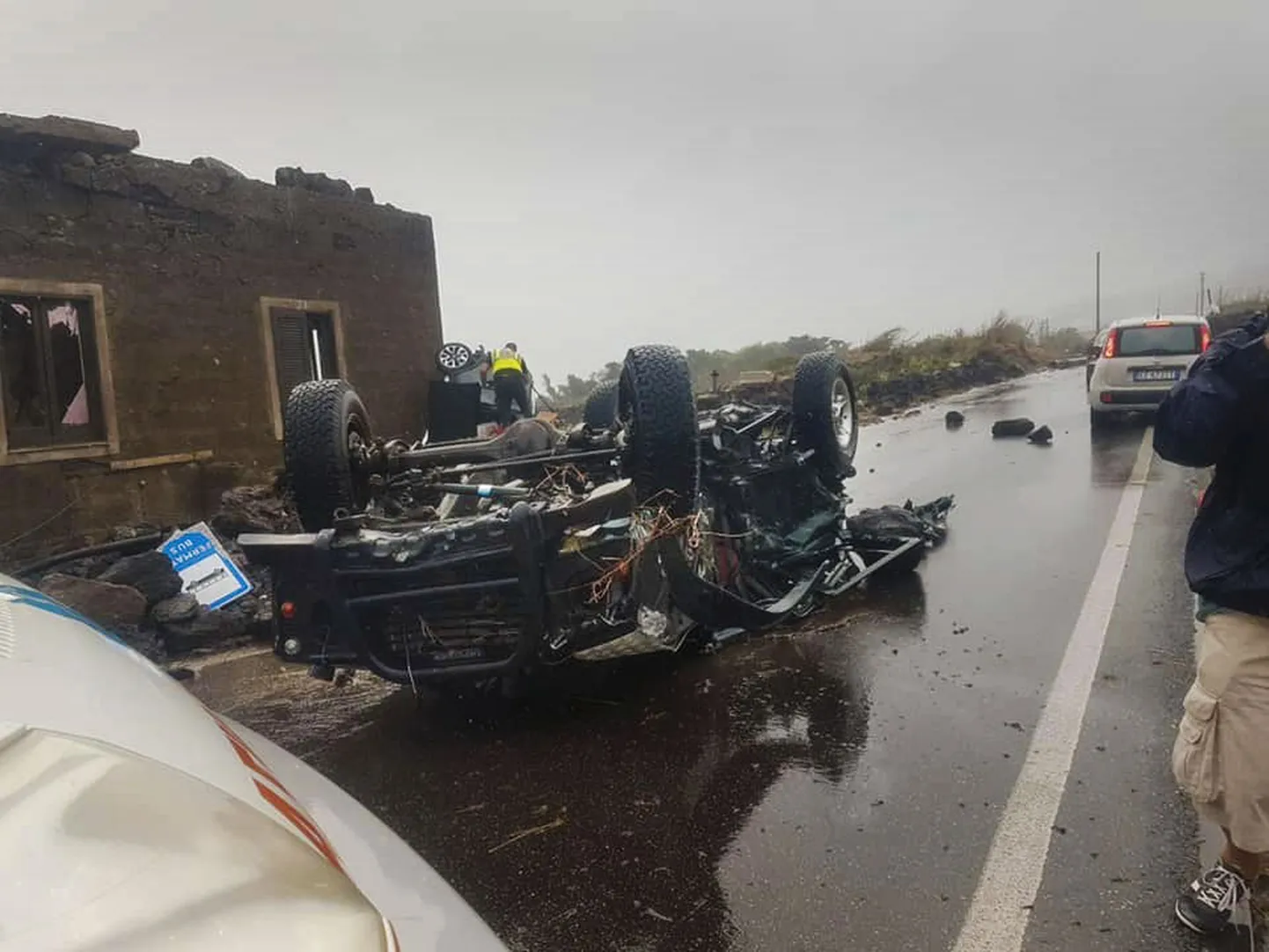 Itaalias Pantelleria saarel tornaados hävinenud auto.