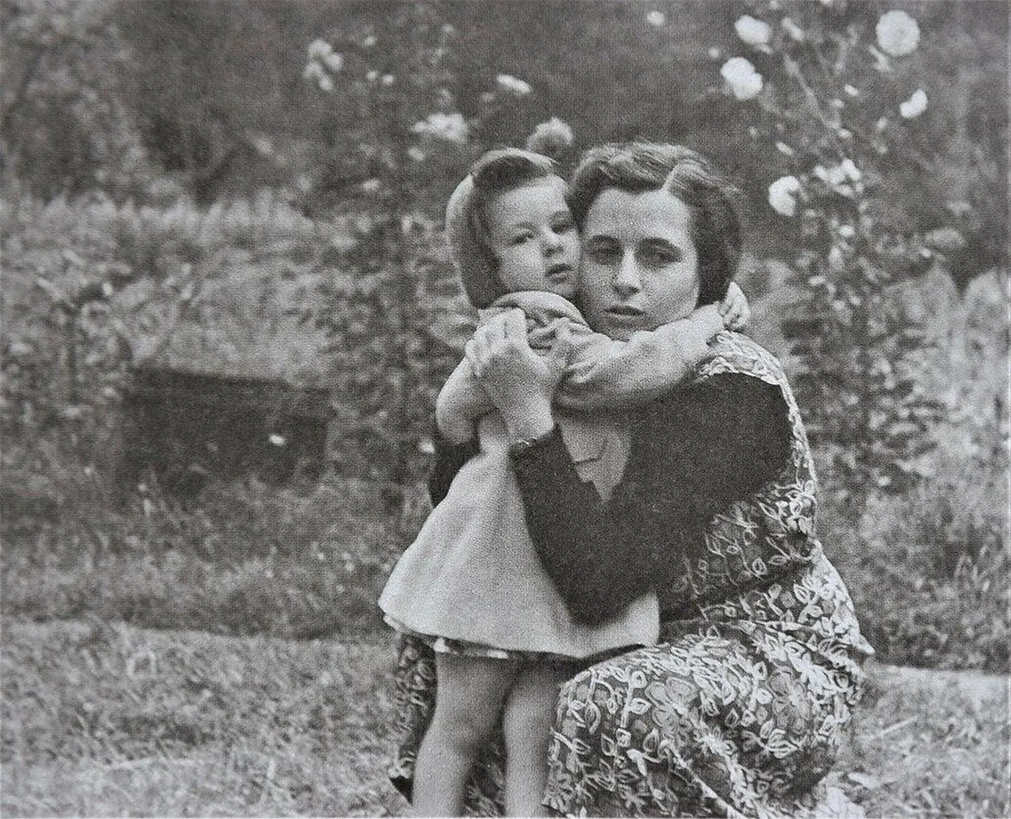 Irena Veisaitè väikse Aliinaga umbes 1958. aastal Vilniuses. Aliina sündis 12. septembril 1955.