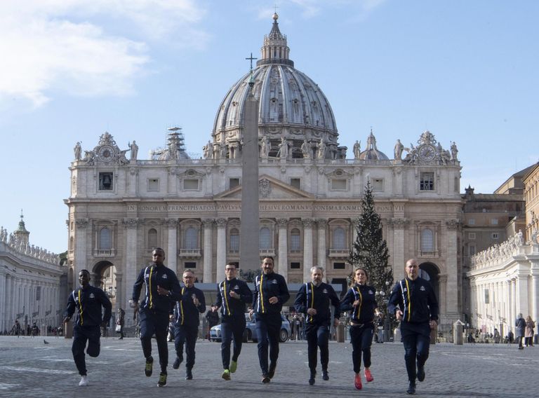 Vatikan asutas oma spordiklubi. Pildil osa selle klubi liikmetest jooksmas