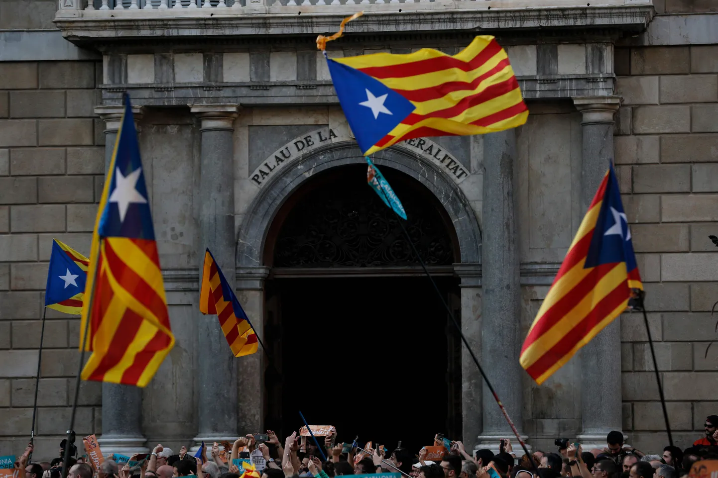 Iseseisvuse toetajad Kataloonia parlamendihoone ees.