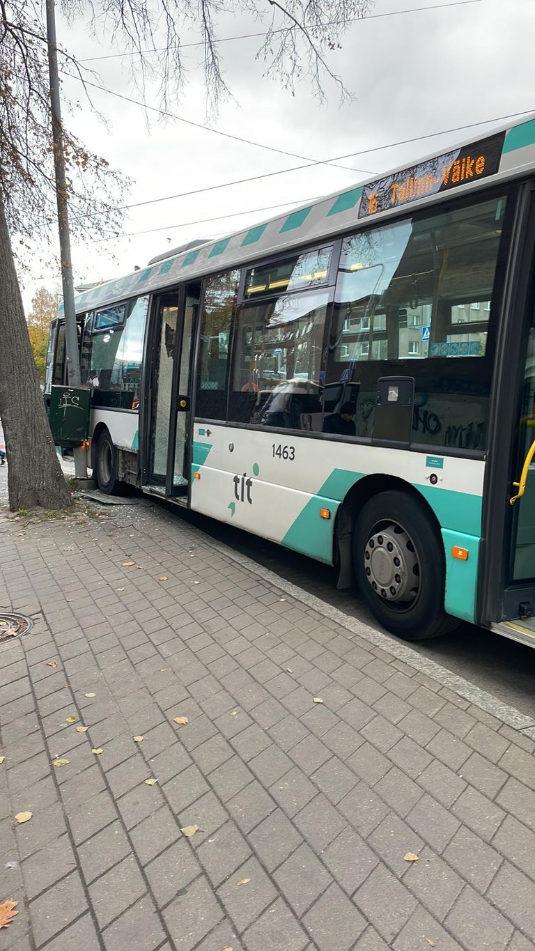 Kuigi õnnetuse põhjustas buss number 11, siis näitas bussitabloo peale õnnetust ekslikult liini number 16.