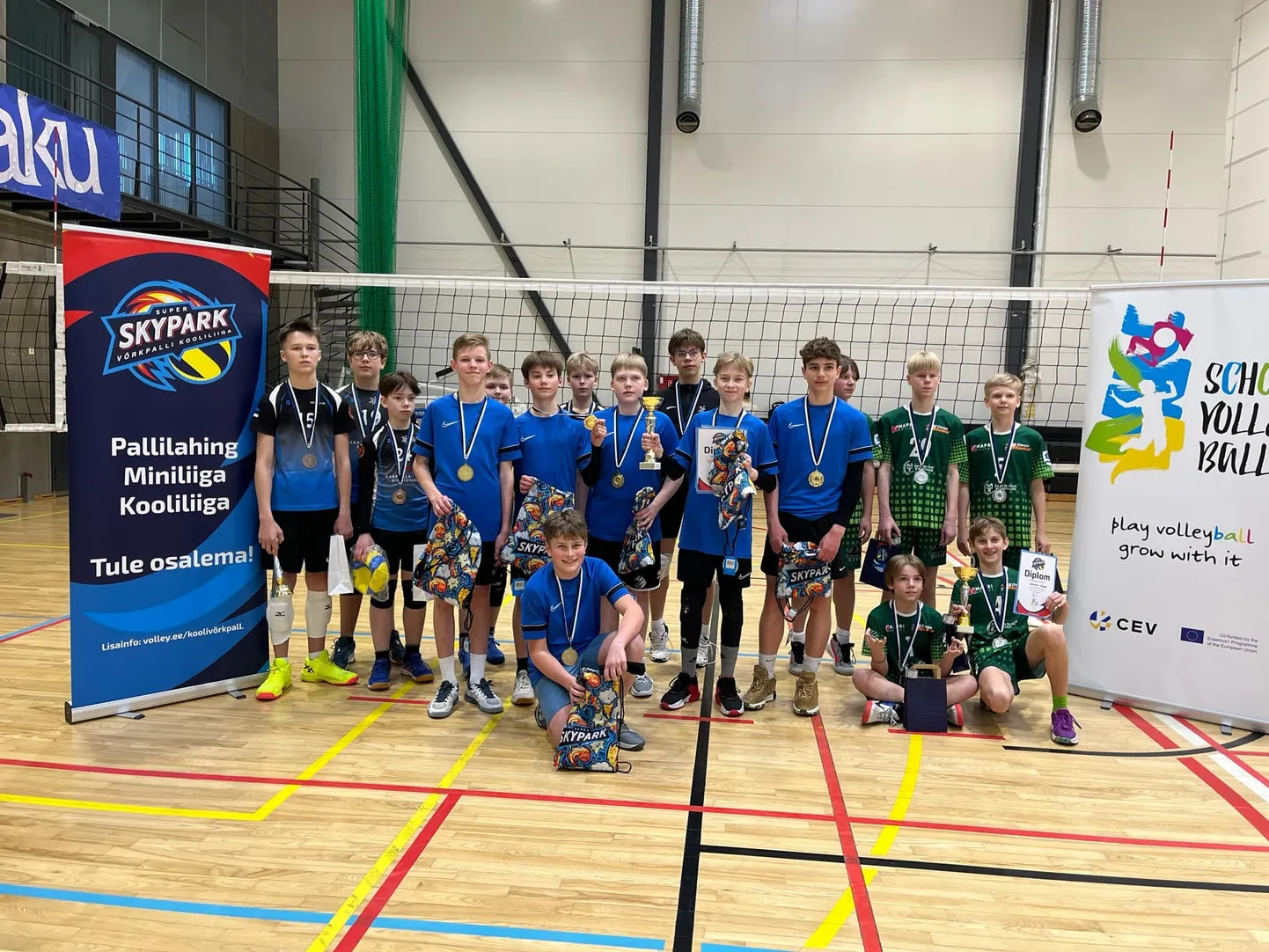 Noored võrkpallurid Kohila Spordikeskuses.