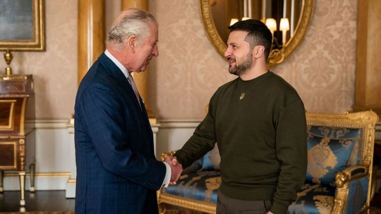 Во время аудиенции в Букингемском дворце Зеленский поблагодарил Карла III за помощь украинским беженцам.