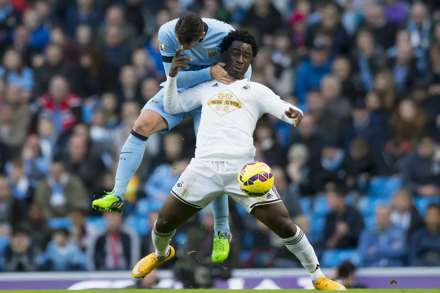 Wilfried Bonyst (paremal) ja Manchester City kaitsjast Martin Demichelisest saavad peagi meeskonnakaaslased.