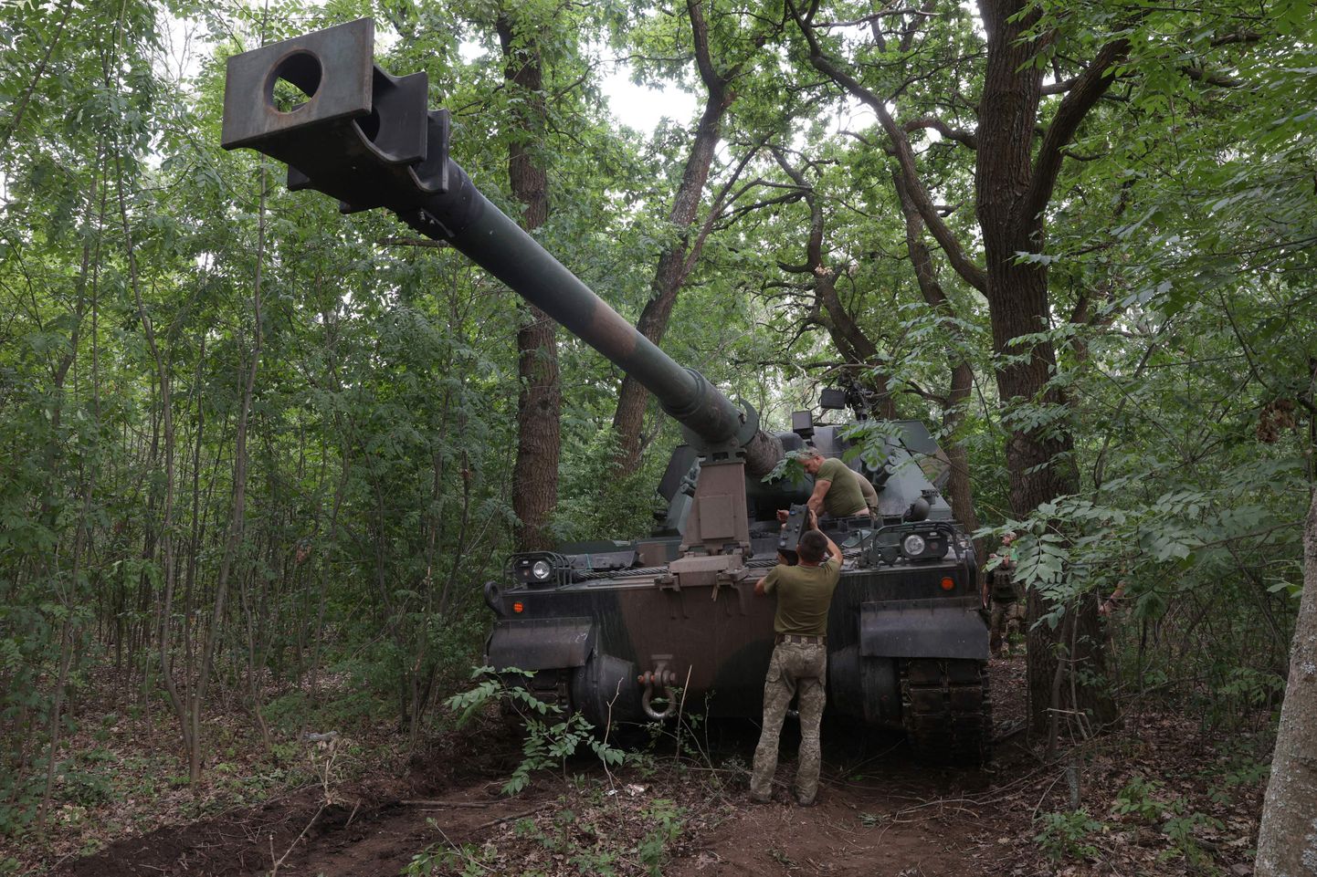 Ukraina sõjaväelased Poola 155 mm iseliikuva liikurhaubitsa AHS Krabi kõrval Donetski oblastis rindejoonel asuval positsioonil.