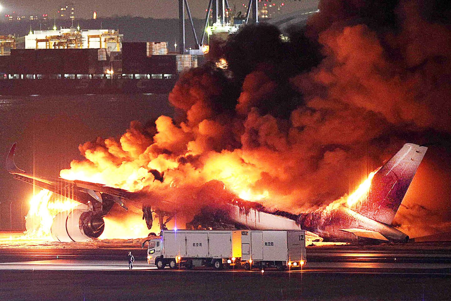 Jaapanit tabasid uue aasta esimestel päevadel tugev maavärin riigi keskosas ning lennuõnnetus Tokyo Haneda lennujaamas.