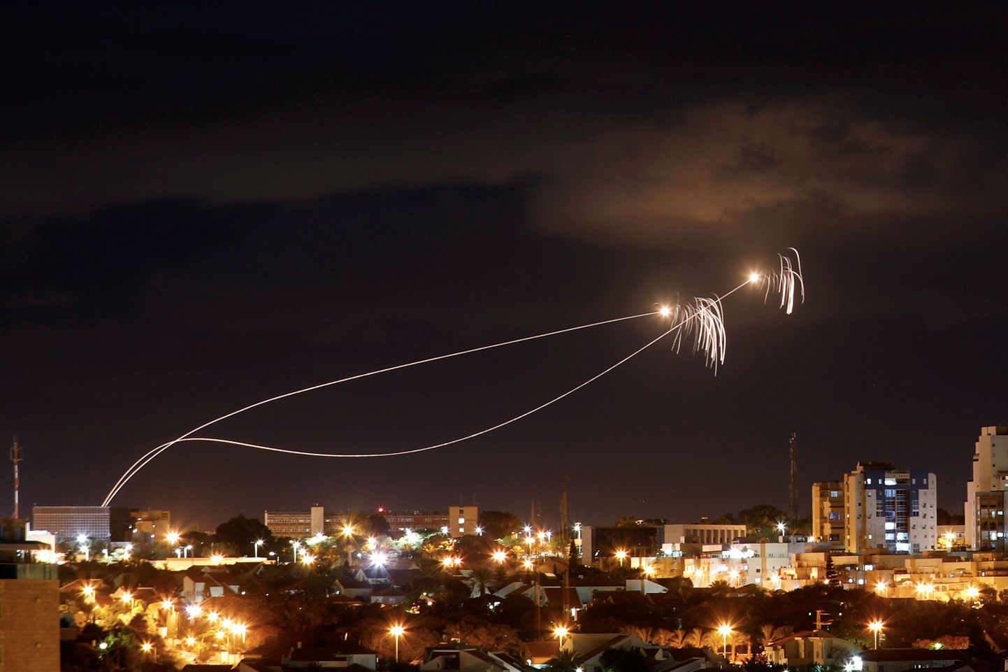 Iisraeli õhutõrjesüsteem Gazast tulistatud raketti tabamas.