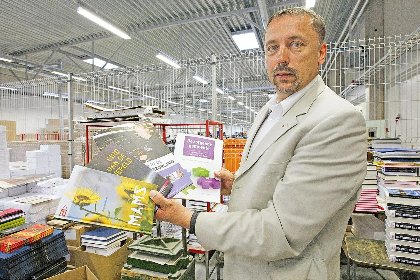 Greifi juhatuse esimees Kalle Rannu näitab Hollandi kirjastuste tellimusel trükitut.