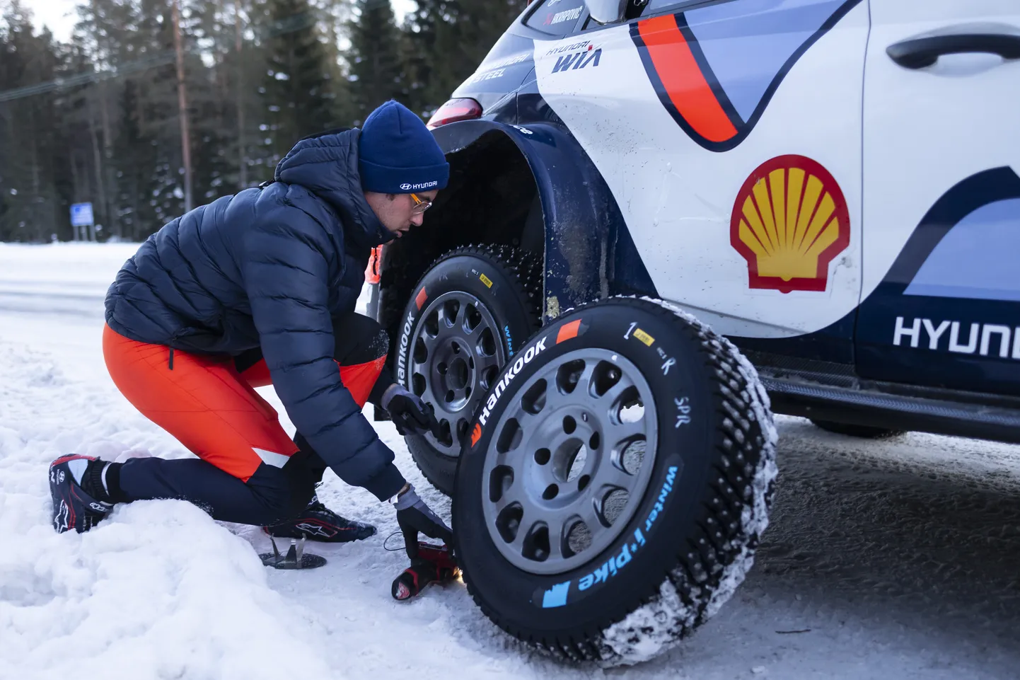 Thierry Neuville Rootsi rallil oma Hyundail Hankooki rehve vahetamas.