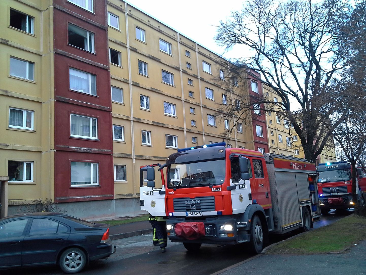Tartus Nõva tänaval puhkes viiekorruselise maja korteris tulekahju.