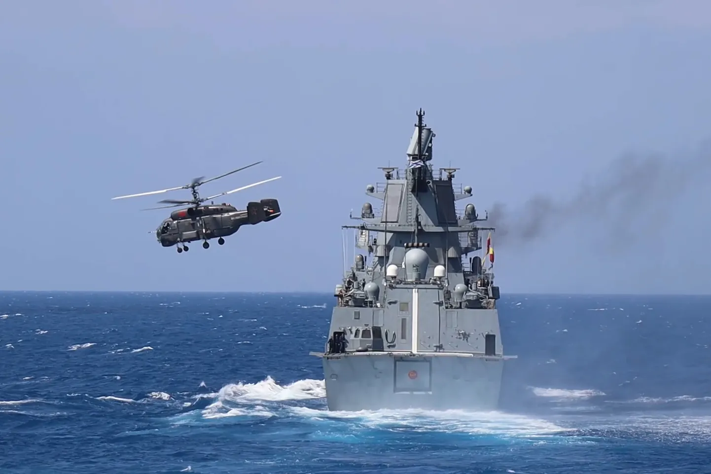 Venemaa tahab säilitada oma ainsat mereväebaasi Vahemerel. Fregat Admiral Grigorovitš ja Kamov Ka-27 helikopter õppuste ajal 12.09.2024. (Russian Defense Ministry Press Service via AP).