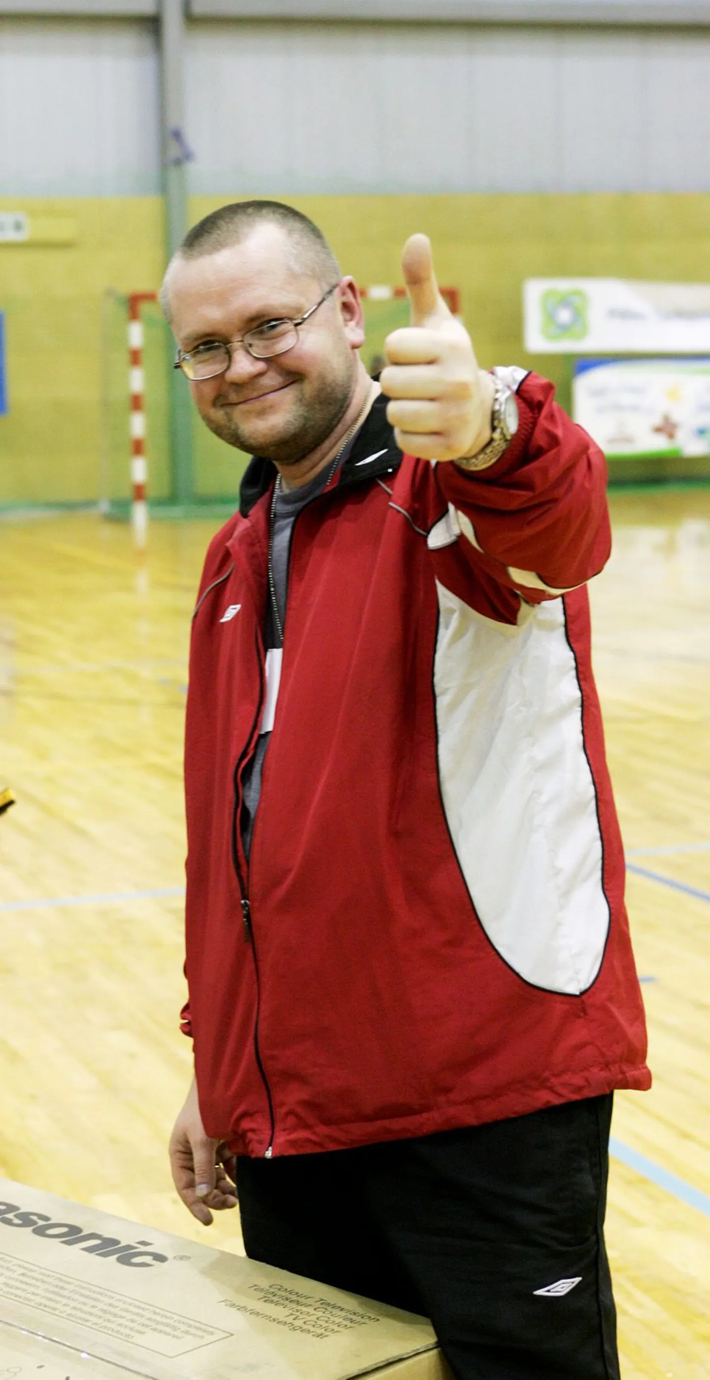 Fotomeenutus aastast 2006. Tollane Põlva kriminaalpolitsei juht Indrek Ploompuu on just võitnud teleka, mis loositi välja käsipalli Euroopa karikasarja mängu pealtvaatajate vahel.