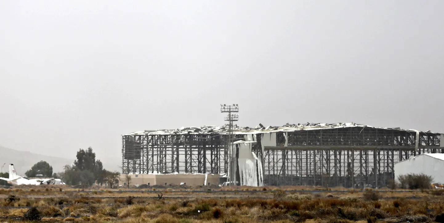 Kahjustatud hoone Sanaa lennuväljal.