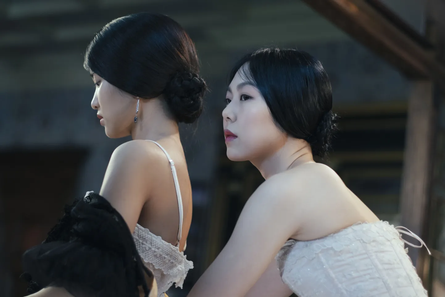 Midagi säriseb: Sook-hee (Kim Tae-ri, vasakul) ja Hideko (Kim Min-hee) aktsioonis.