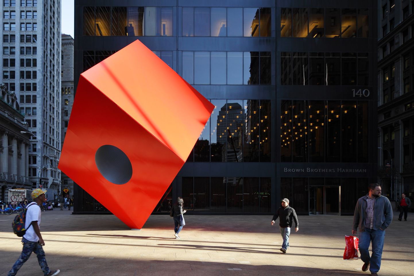 New Yorgi Liberty ja Cedari tänava vahel olev Red Cube skulptuur. Autor: Isamu Noguchi.