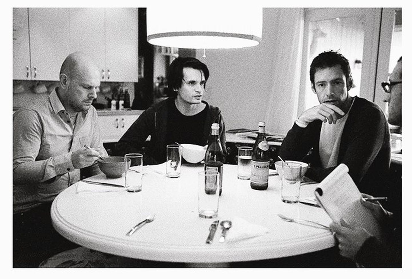 (No kreisās) grupas "Radiohead" bundzinieks Fils Selvajs un ģitāristi Džonijs Grīnvuds un Eds O'Braiens. Kolina Grīnvuda uzņēmums no oktobrī gaidāmās fotogrāmatas.