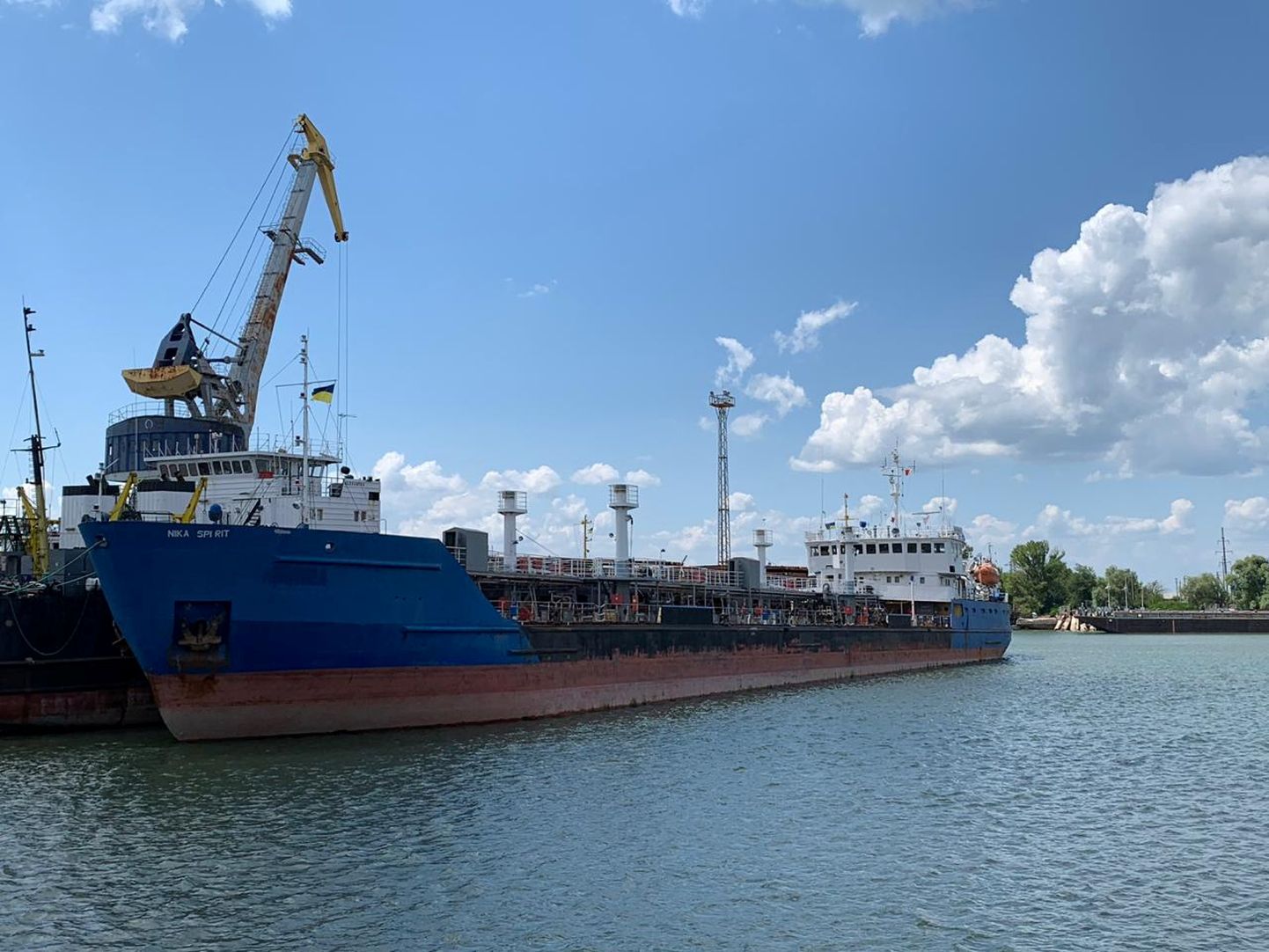 Украинская служба безопасности задержала российский танкер Neyma в Керченском проливе.