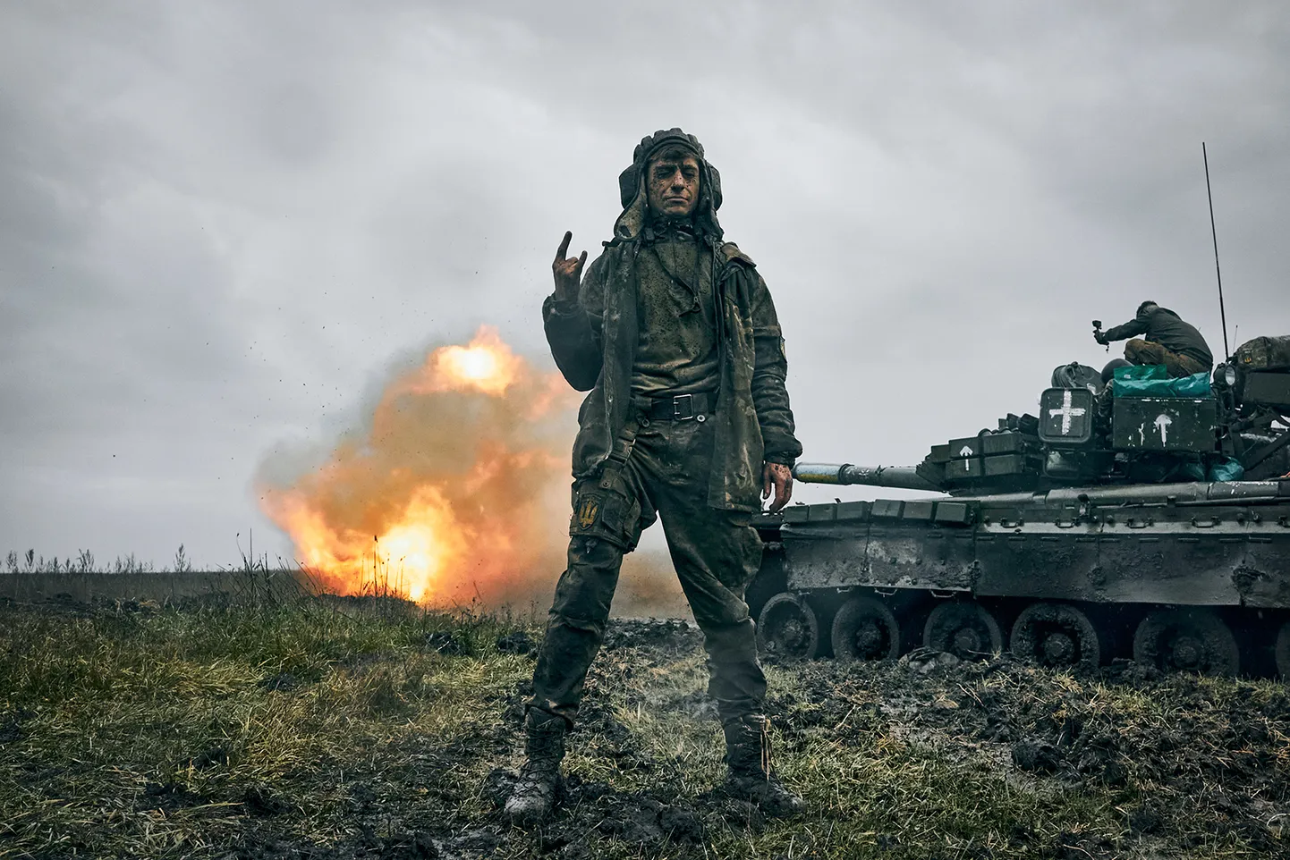 Война в Украине. Солдат ВСУ на фоне танка