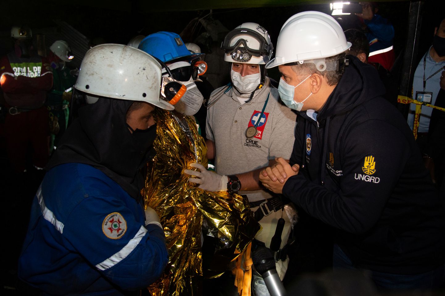 Colombia president Ivan Duque räägib ühega kolmest kaevurist, kes päästeti pärast viis päeva kaevanduses lõksus olemist.