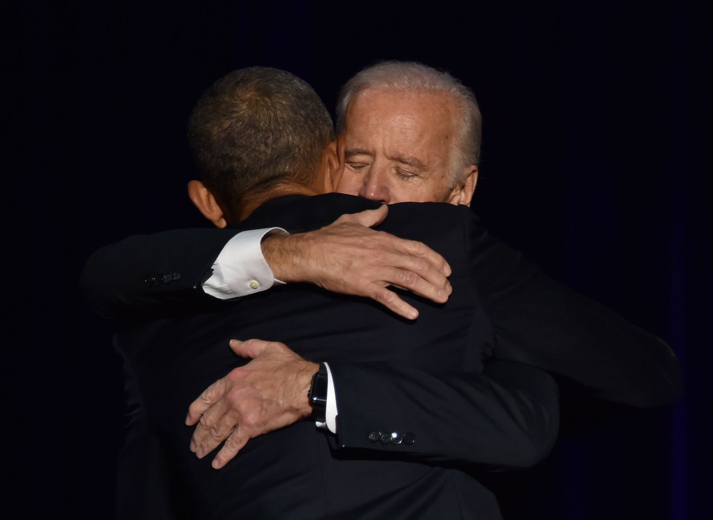 Barack Obama ja Joe Biden kallistamas.