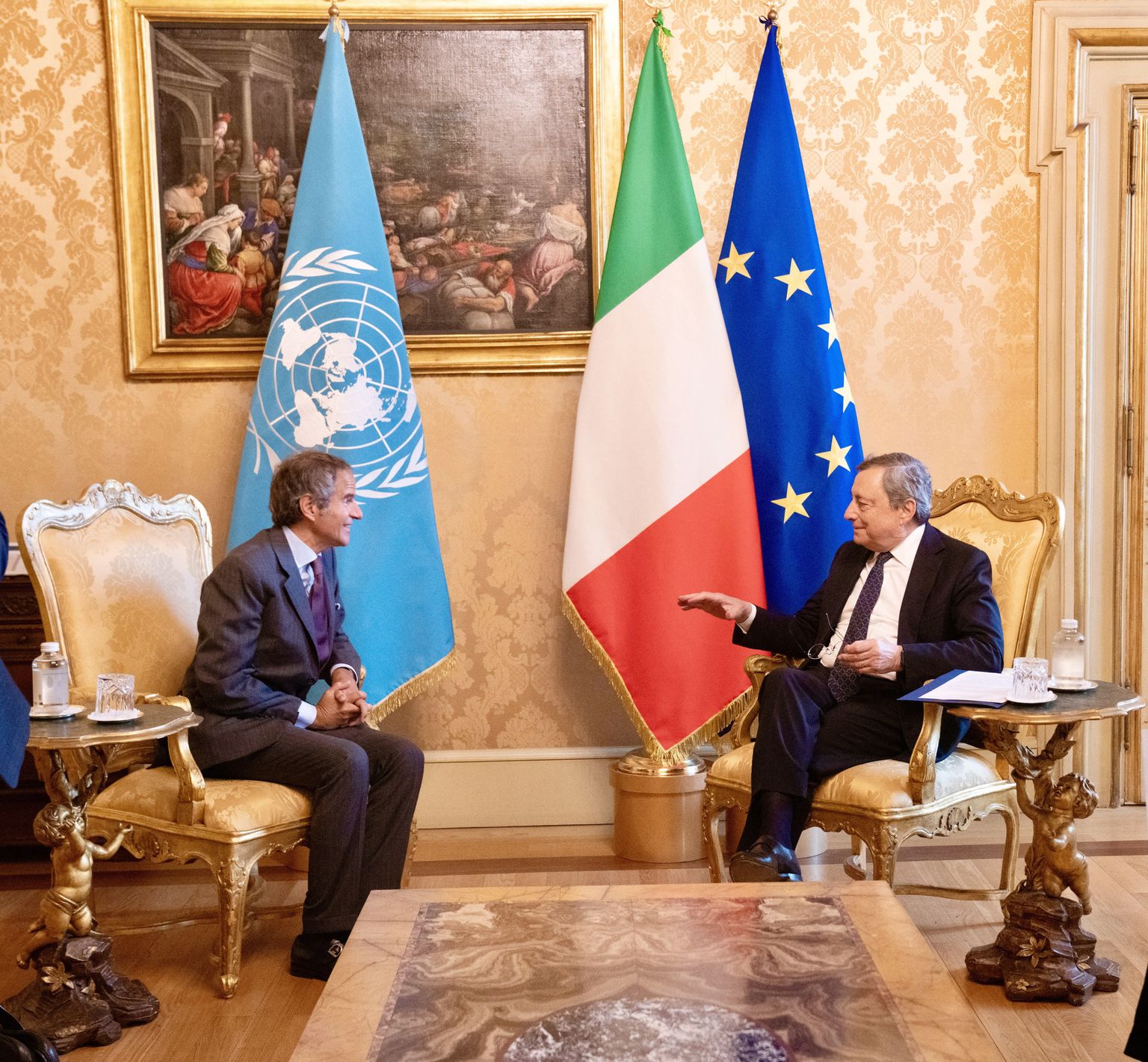 Rahvusvahelise Aatomienergiaagentuuri (IAEA) äsja Ukrainast naasnud peadirektor Rafael Grossi (vasakul) kohtus kolmapäeval Itaalia peaministri Mario Draghiga.