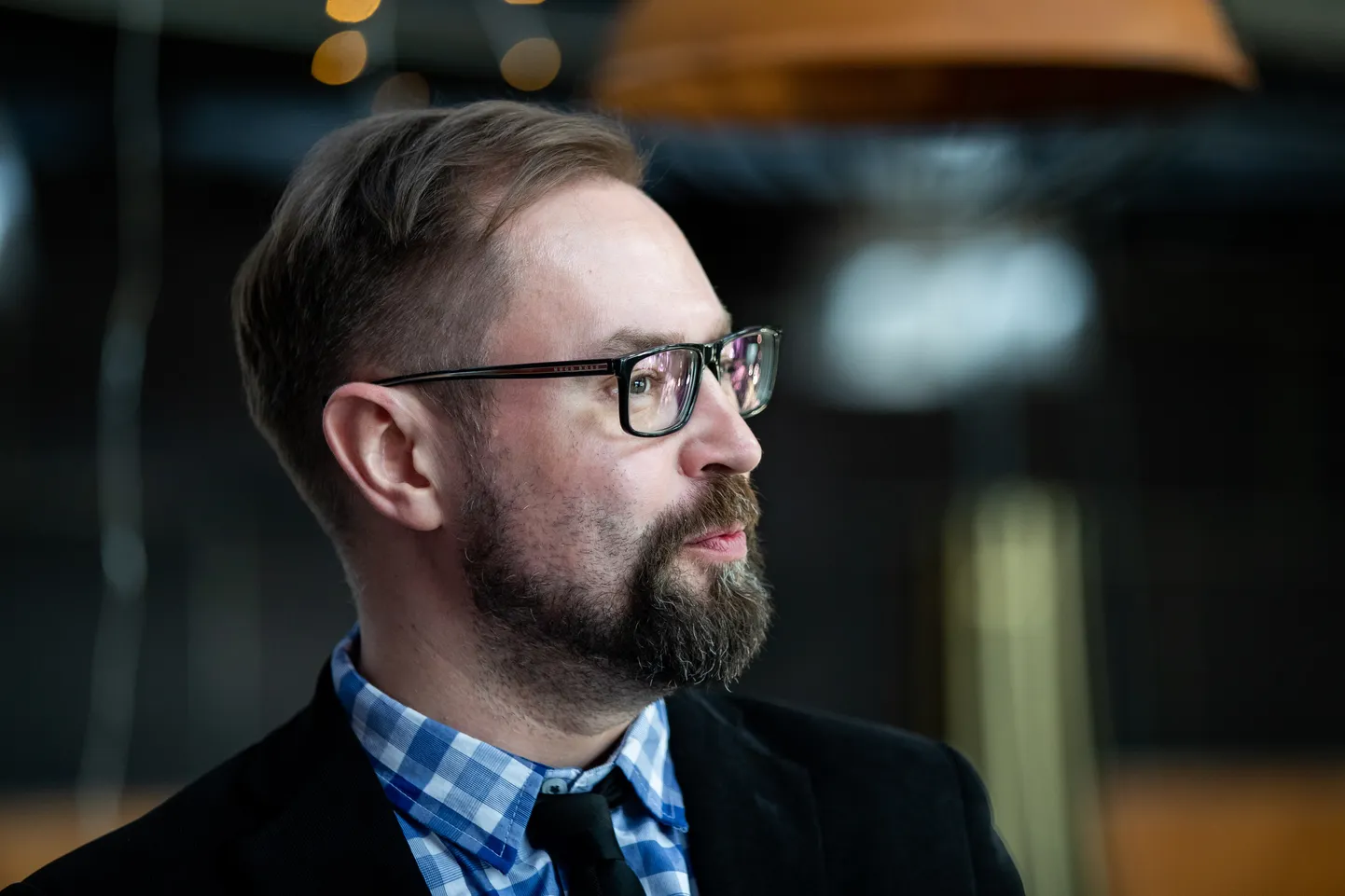 Steven-Hristo Evestus: "Teater on minule peegel ja korda läheb see, mis praegu toimuvat kõige paremini tagasi peegeldab. Olgu see peegeldus siis terav või irooniline, aga ma pean sealt kätte saama ausa lähenemise praegu toimuvale. Teater peaks olema kriitilise meele äratuskella rollis."