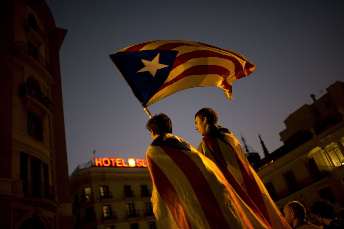 Iseseisvumismeelsed protestijad Kataloonia lippu lehvitamas.