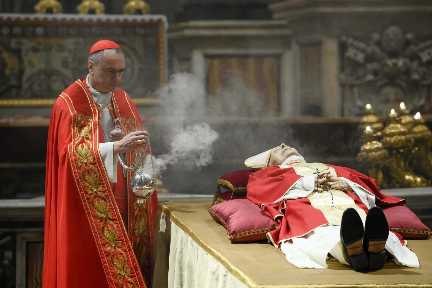 Emeriitpaavst Benedictus XVI surnukeha Vatikani Püha Peetruse basiilikas.