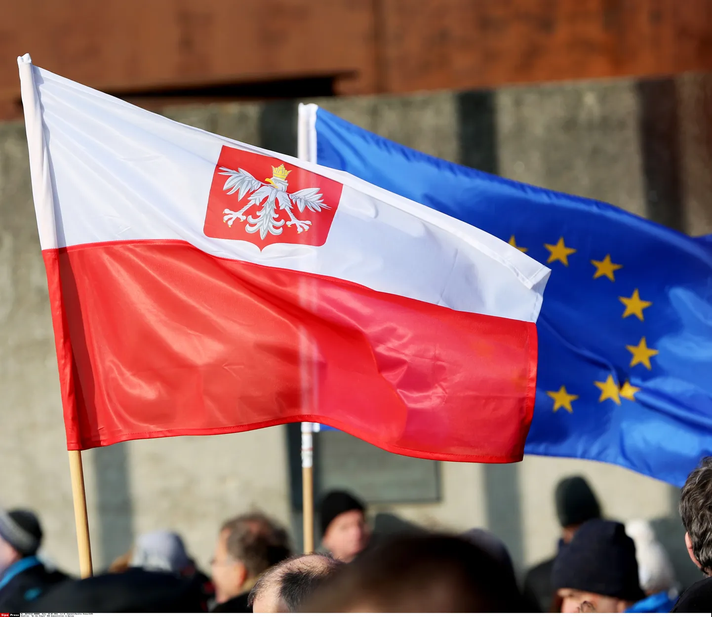 Флаги Польши и Евросоюза. Иллюстративное фото.