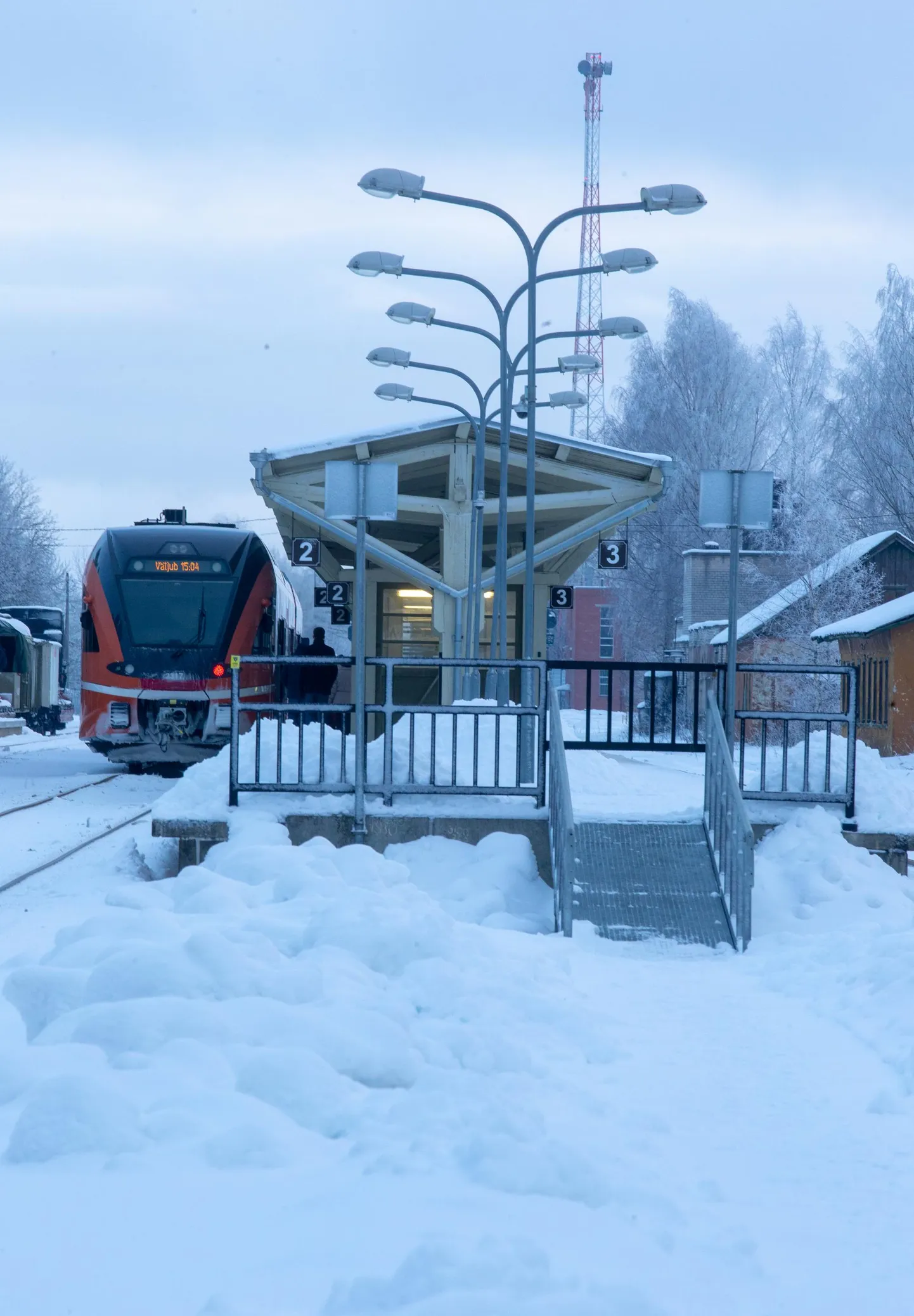 Tartu vaksali tagumise perrooni äärest väljub ronge mitmesse sihtkohta.