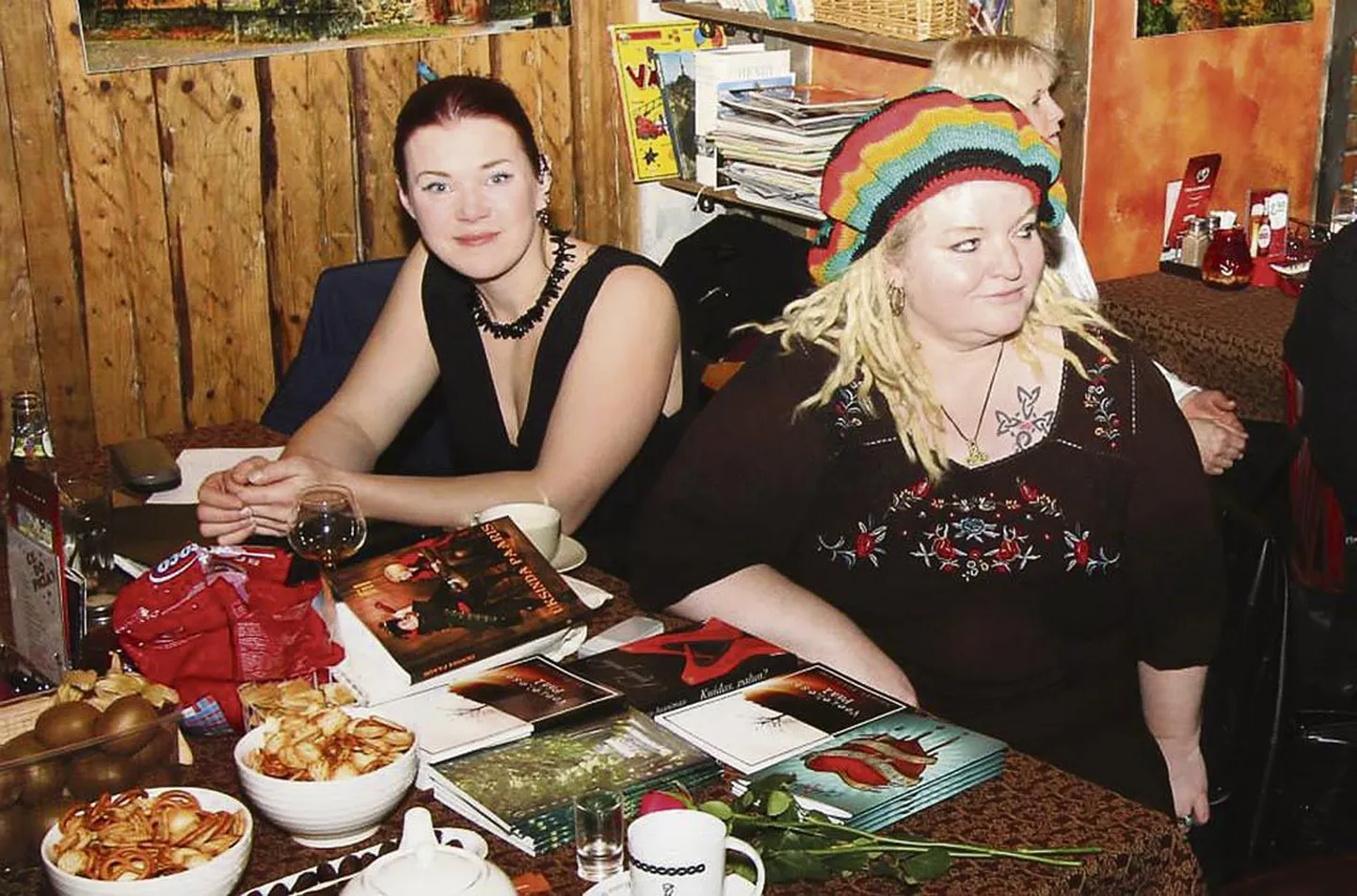 Pärnaka Margit Petersoni värsse on oma lauludeks kasutanud muusik Kersti Kobi. Mis sellest kokku tuli, võis kuulda eelmisel kirjandusõhtul restoranis Kolhethi.