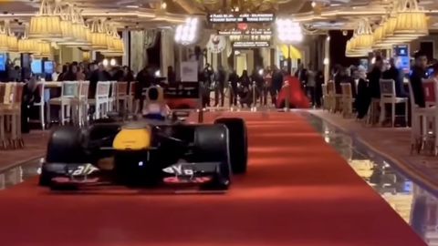 VIDEO ⟩ Võimalik vaid Vegases: F1-auto tiirutas mööda kasiinot ringi