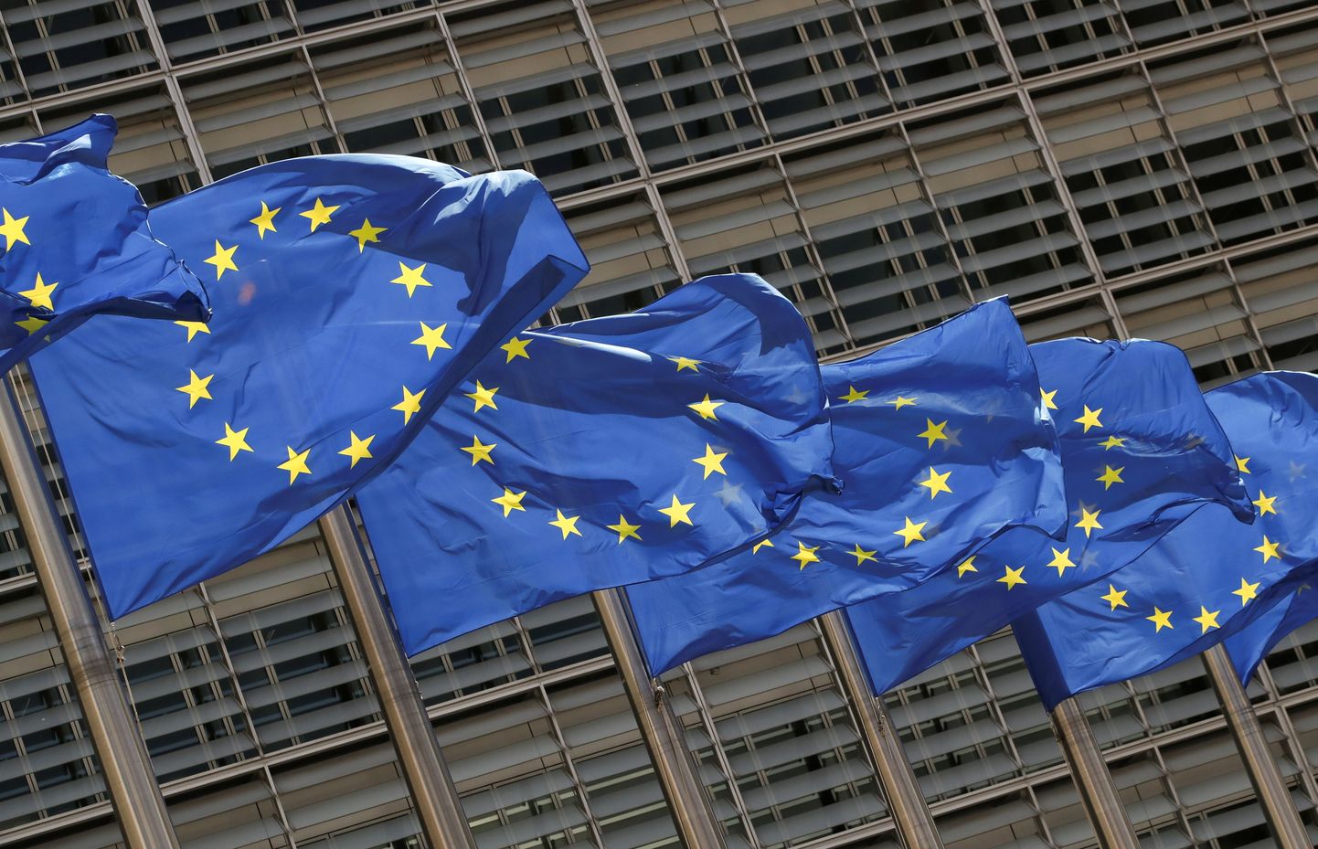 Euroopa Liidu lipud Euroopa Komisjoni ees.