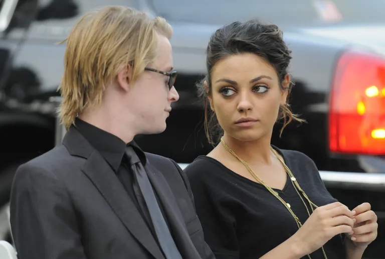 Näitlejad Macaulay Culkin ja Mila Kunis Michael Jacksoni matusel. 2019.