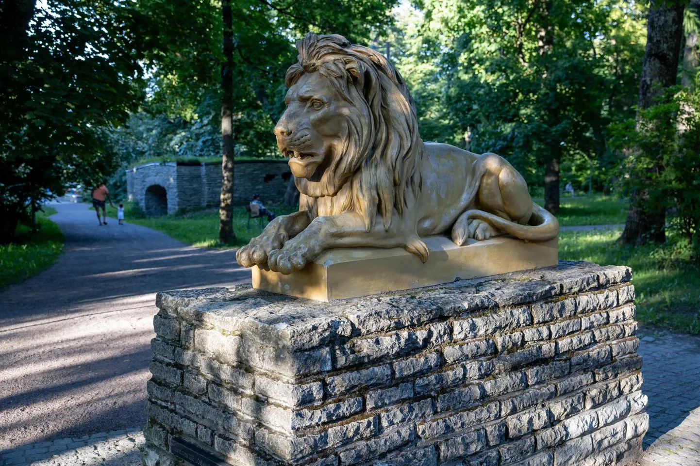 Löwenruh’ parki valvavad lõvikujud telliti 19. sajandi alguses Saksamaalt.