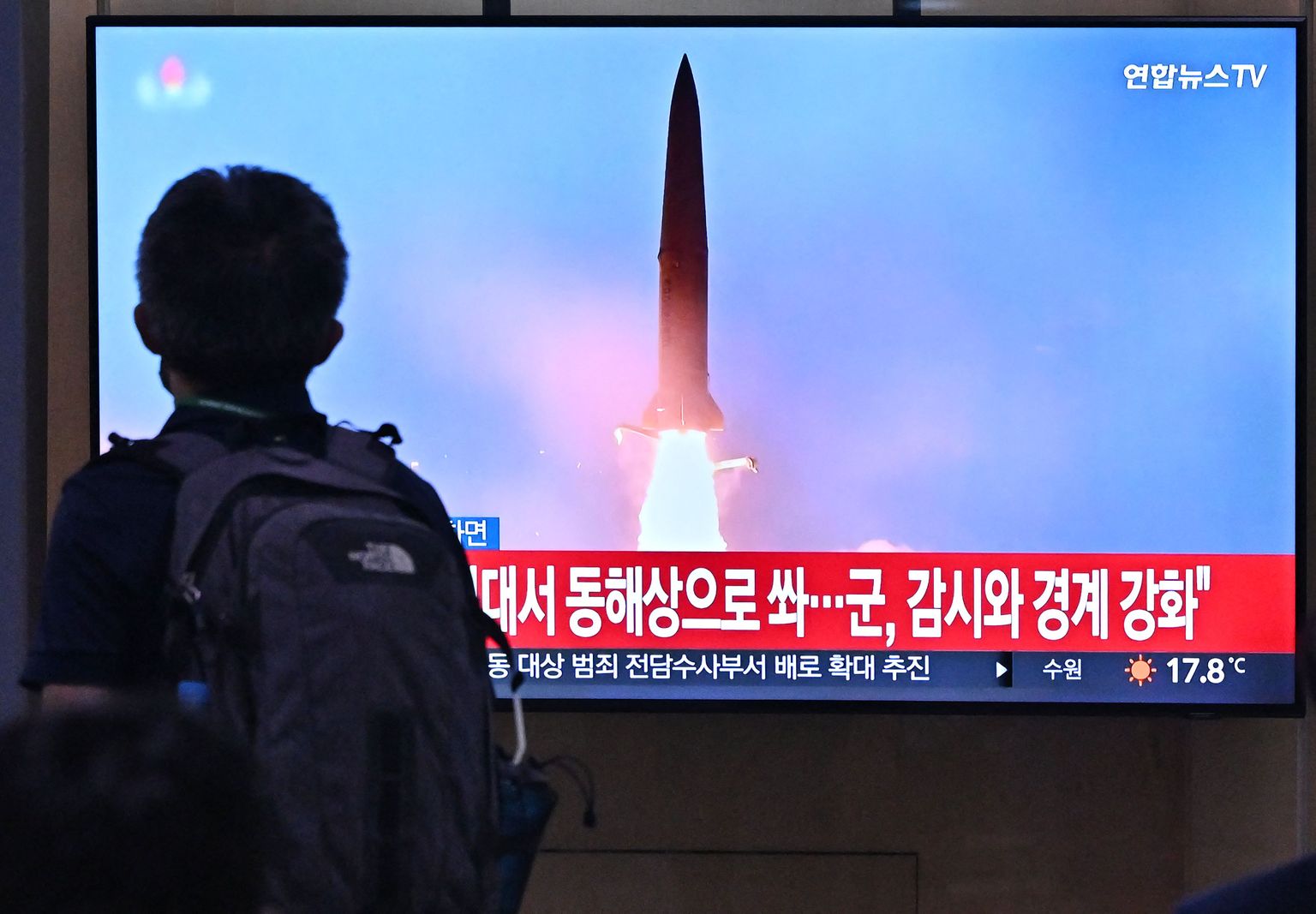 Lõunakorealane jälgib Souli raudteejaama teleekraanilt uudist Põhja-Korea raketikatsetusest.