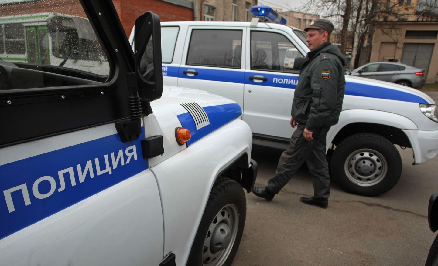 Moskva politseinik ametiautode juures.