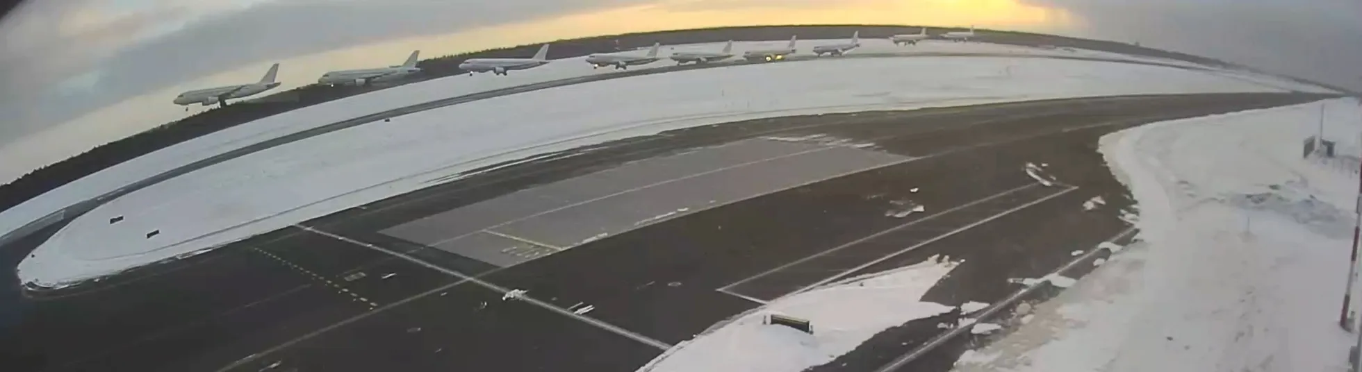 Скриншот с записи камеры видеонаблюдения, где видно падение самолета на взлетно-посадочную полосу.