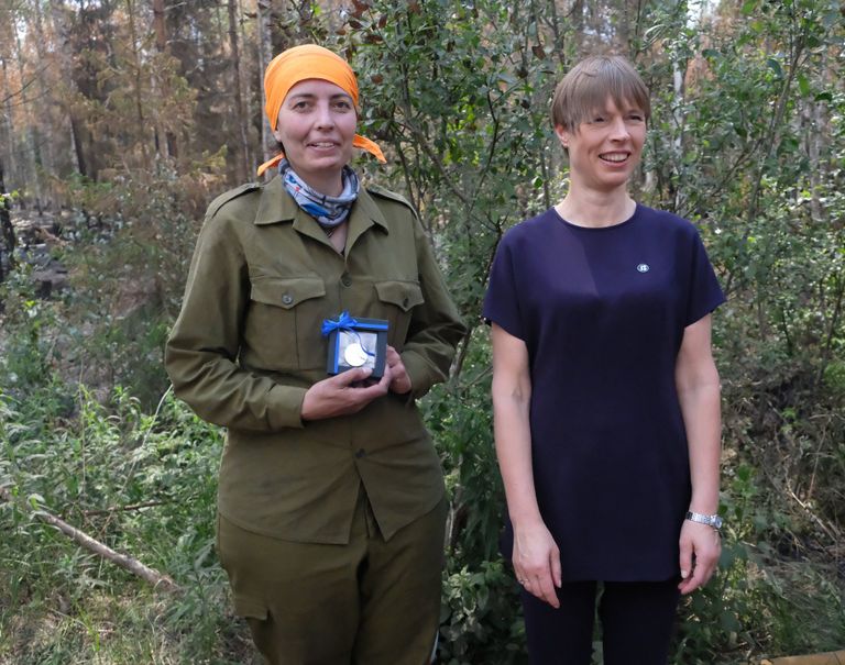 President Kersti Kaljulaid andis tänu medali perearst Karmen Jollerile, kes osaleb kustutustöödel.