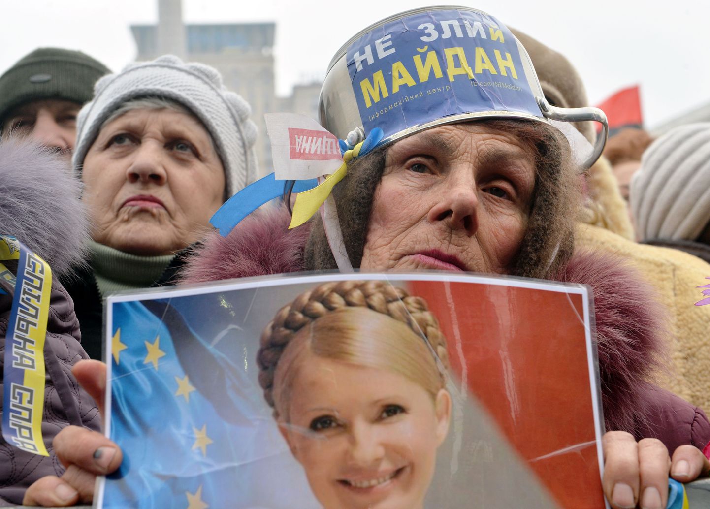 Opositsiooni toetaja Julia Tõmošenko pildiga plakatiga.