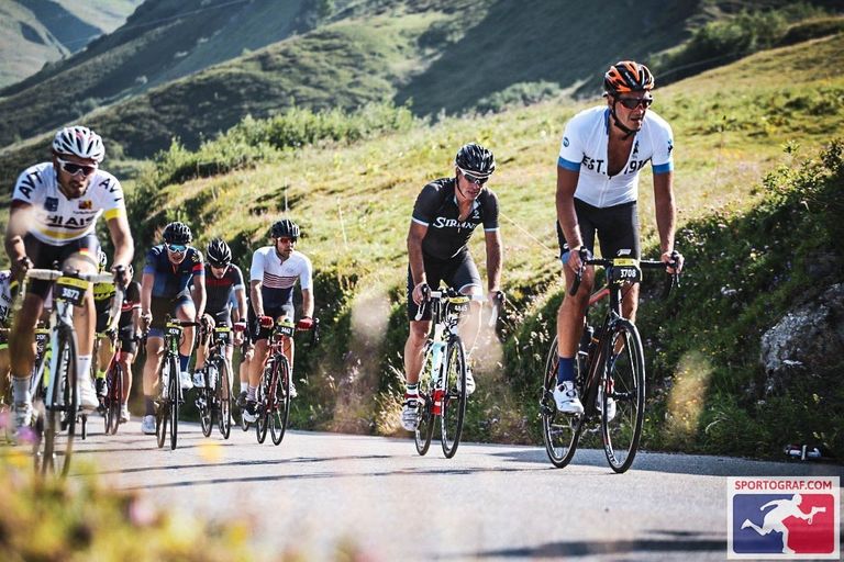 Jalgrattaentusiast Karl läbimas Tour de France’i raames korraldatavat legendaarset sõitu L’etape, seekord Alpides. On aastaid, mil Karl läbib rattal pea 15 000 kilomeetrit.