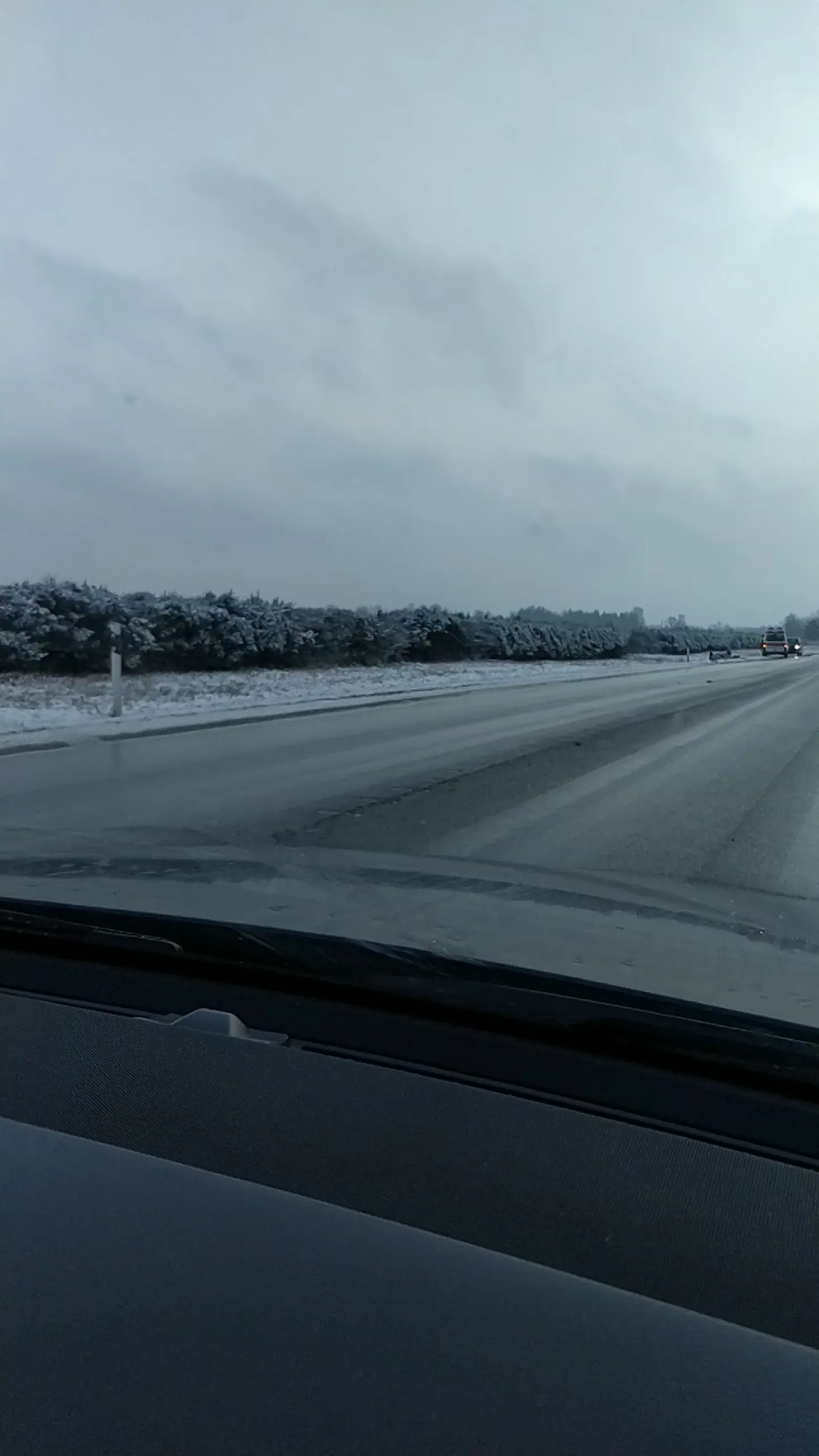 Lugeja video: kiirabi kummuli kraavis oleva auto juures