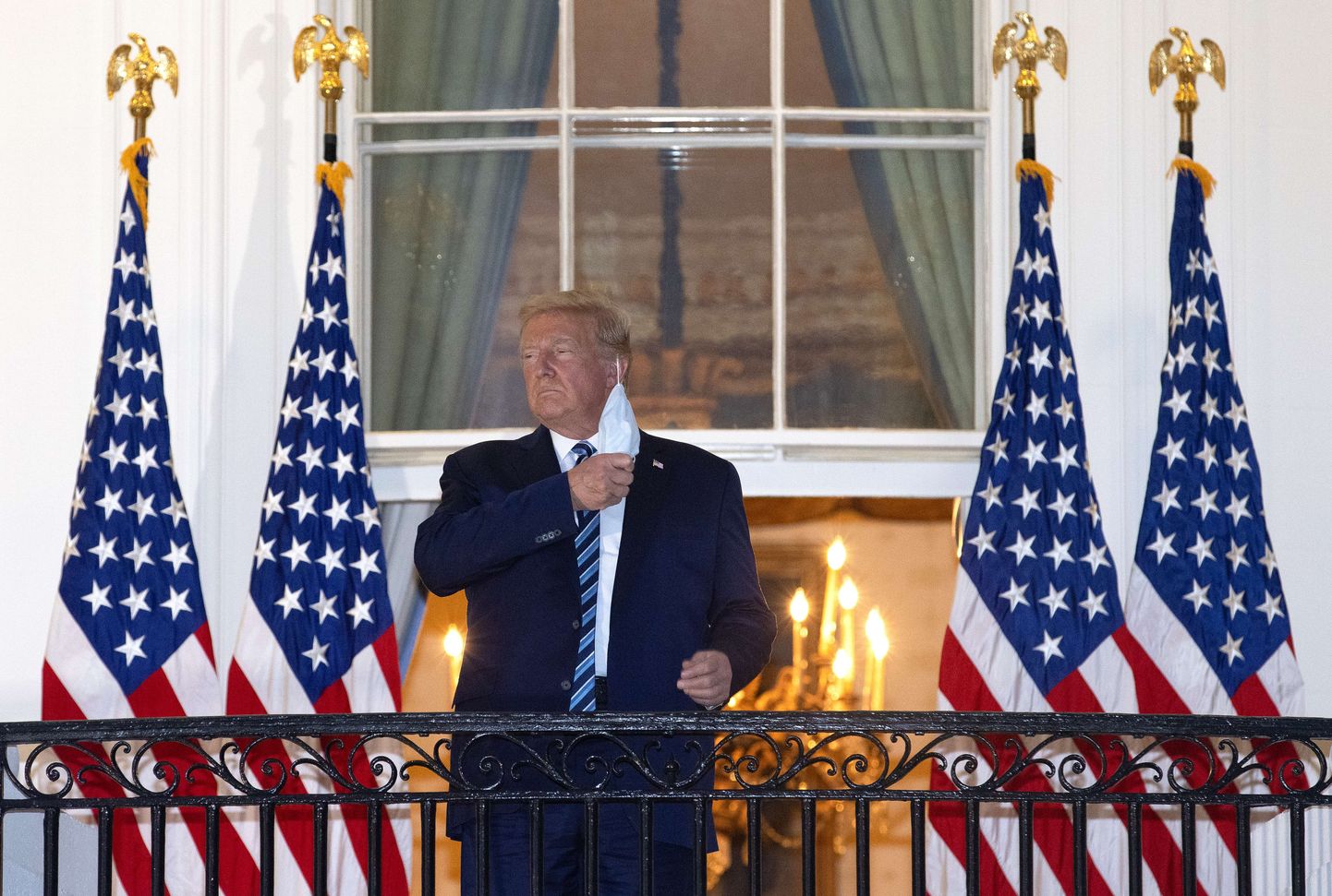 USA president Donald Trump tõmbas Valge Maja rõdul maski eest