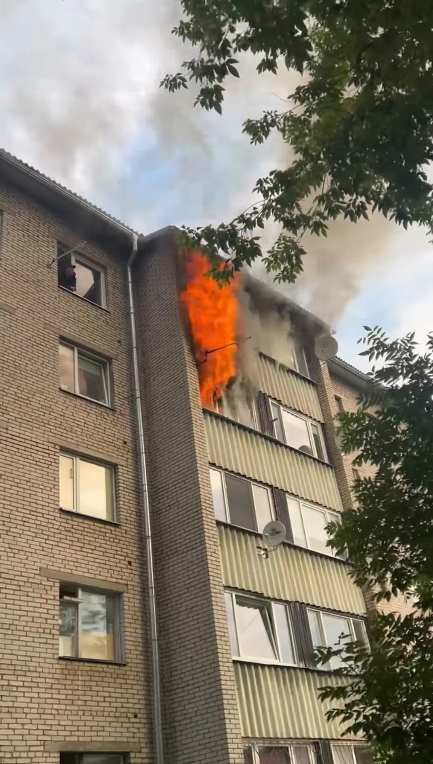 В результате пожара в Нарве погиб человек.