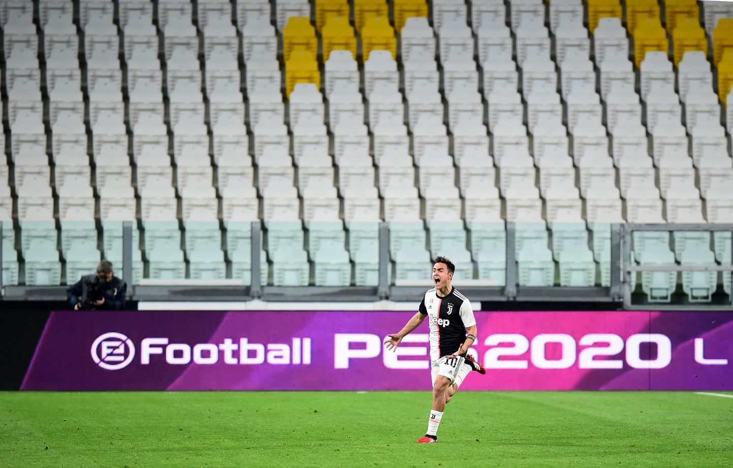 Juventuse mängija Paulo Dybala tähistab väravat tühjade tribüünide ees.